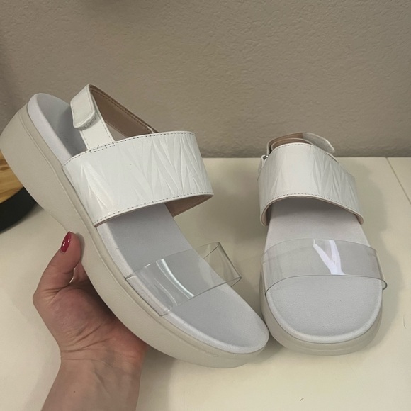 NEW Vionic‎ | White Platform Sandals Backstrap Karleen Sz 11 - Picture 1 of 7